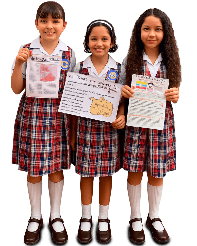 Tres niñas de primaria del Instituto Las Américas Barranquilla muestran con orgullo sus trabajos escolares con alegría y dedicación.
